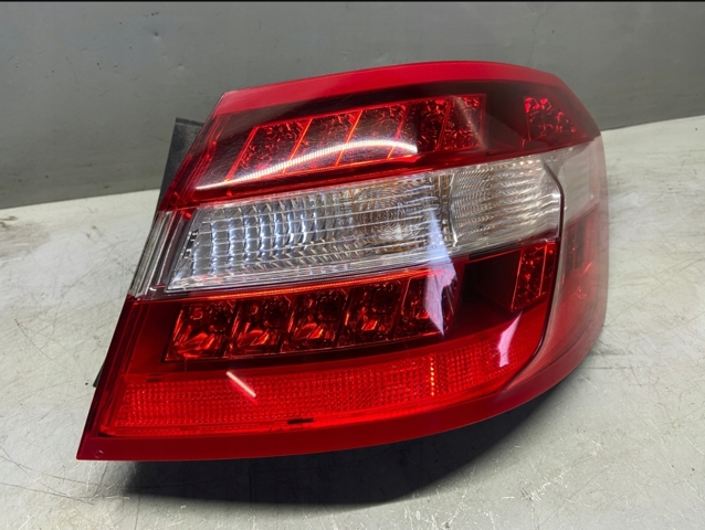 Задній правий зовнішній ліхтар A2129066701 MERCEDES
