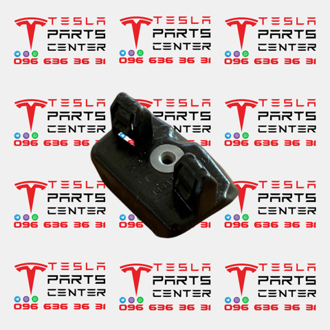 Кронштейн бампера переднього, правий 149377300B TESLA