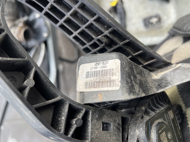 Підаль газу 327004Z000 HYUNDAI