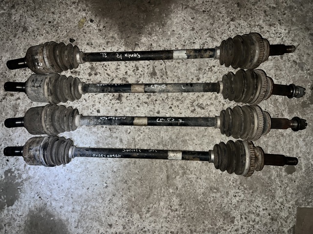 Напіввісь задня 496002B010 HYUNDAI