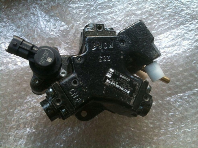 Насос паливний високого тиску (ПНВТ) - DIESEL 0986437038 BOSCH