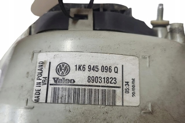 Задній правий зовнішній ліхтар 1K6945096Q VAG