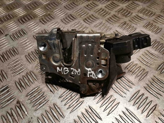 Замок передніх пасажирських дверей 2027201235 MERCEDES