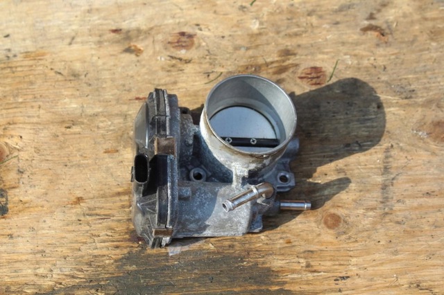 Дросільна заслінка в зборі 2203024010 TOYOTA