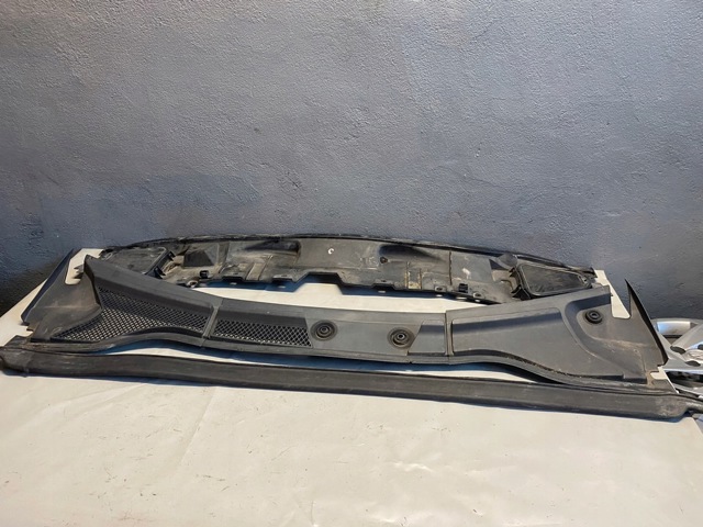 Водостік лобового скла, жабо 2468300900 MERCEDES