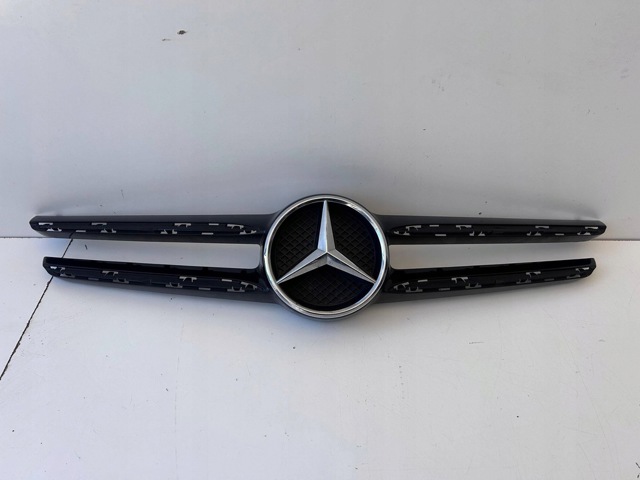 Накладка (рамка) решітки радіатора 2468880173 MERCEDES