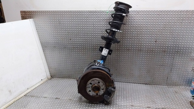 Цапфа поворотна права 2Q0407256AF VAG