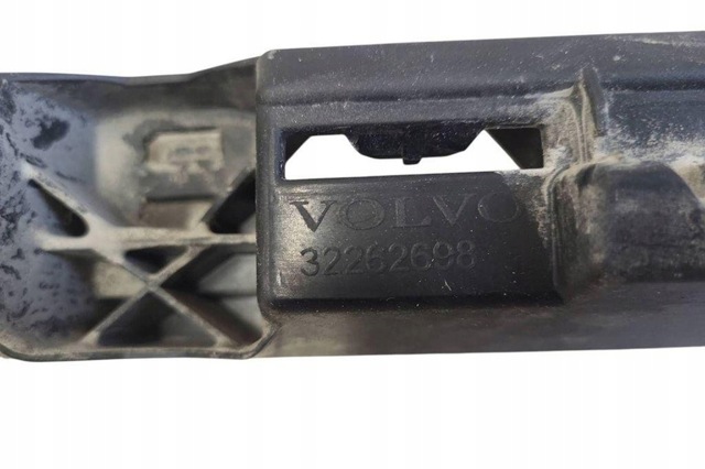 Кронштейн зовнішньої накладки лівого порога 32262698 VOLVO