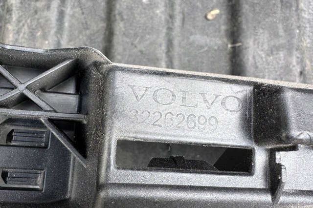 Кронштейн зовнішньої накладки порога правого 32262699 VOLVO