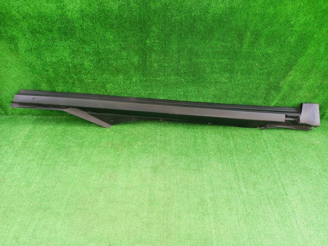 Накладка зовнішня (молдинг) порога, правий 3B0853856B VAG