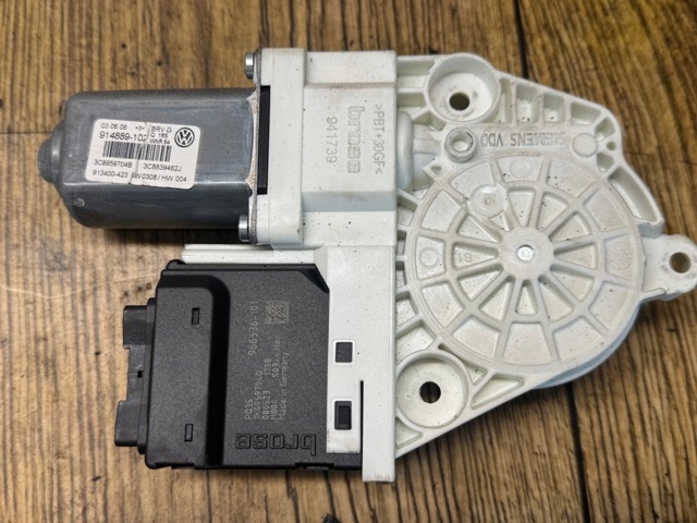 Двигун склопідіймача двері передньої, правої 3C0959704B VAG