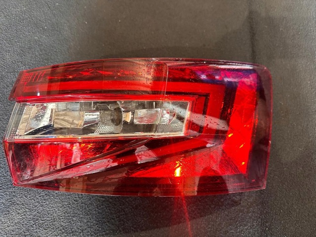 Задній правий зовнішній ліхтар 3V9945208 VAG