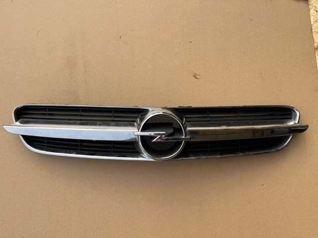Решітка радіатора 464192822 OPEL
