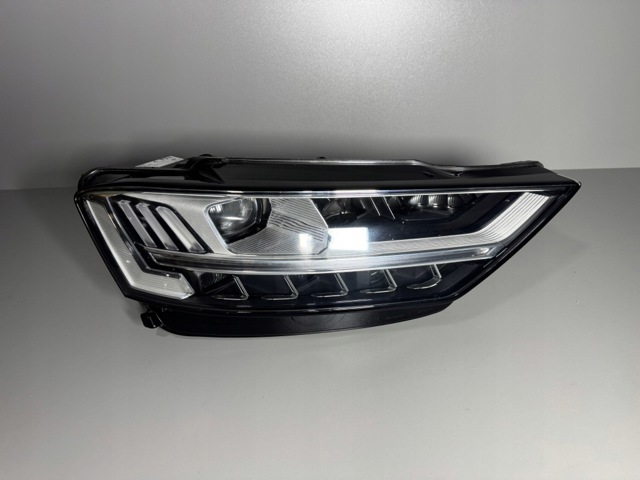 Фара передня права 4N0941784 VAG