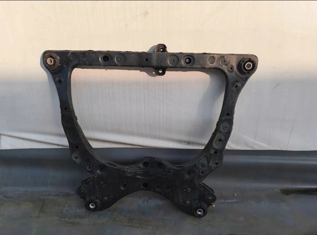 Передня балка 5110033170 TOYOTA