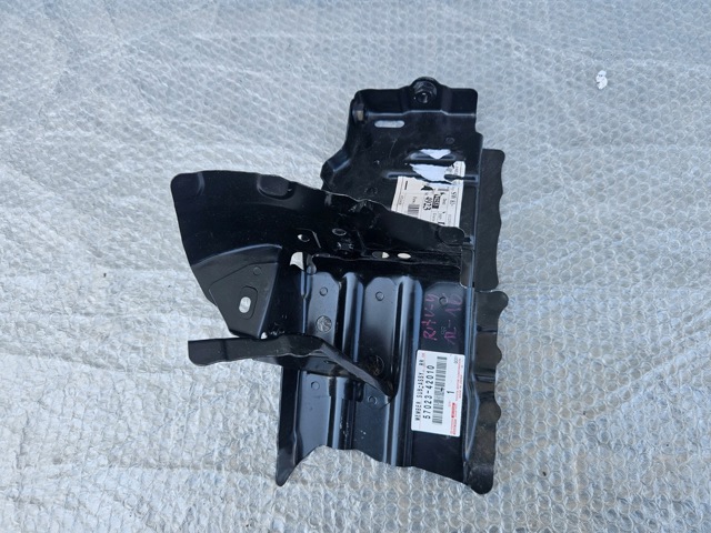 Кронштейн арки колеса (лонжерона) правий 5702342010 TOYOTA