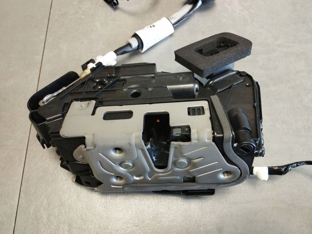 Замок передніх пасажирських дверей 5TB837016D VAG