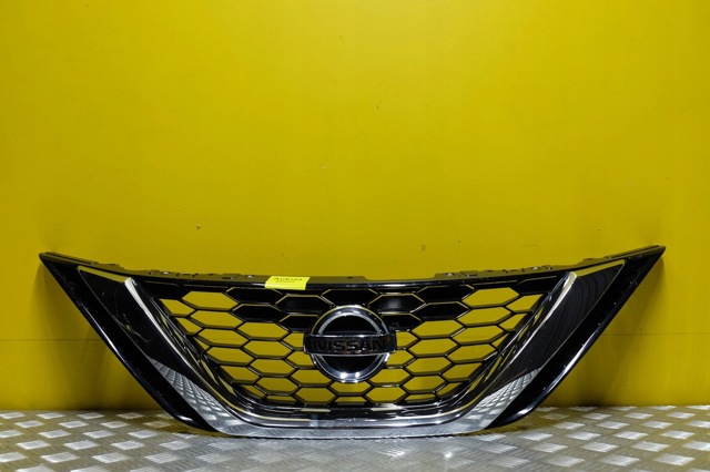 Решітка радіатора 623103YU0A NISSAN