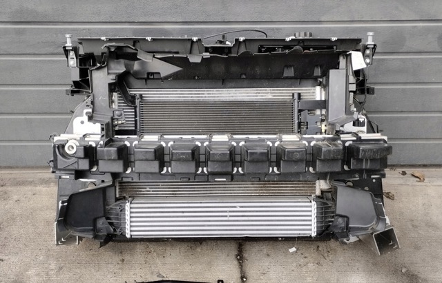 Кронштейн решітки радіатора 68258700AD CHRYSLER
