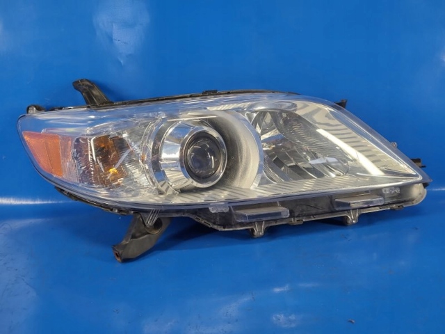 Фара правая 8111008030 TOYOTA