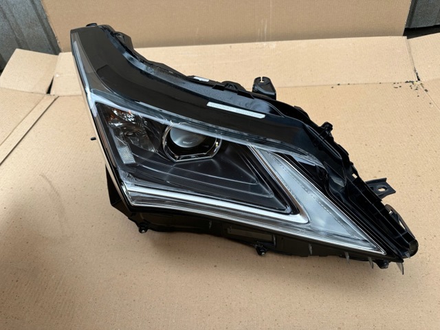 Фара комбінована, передня 811100E260 TOYOTA