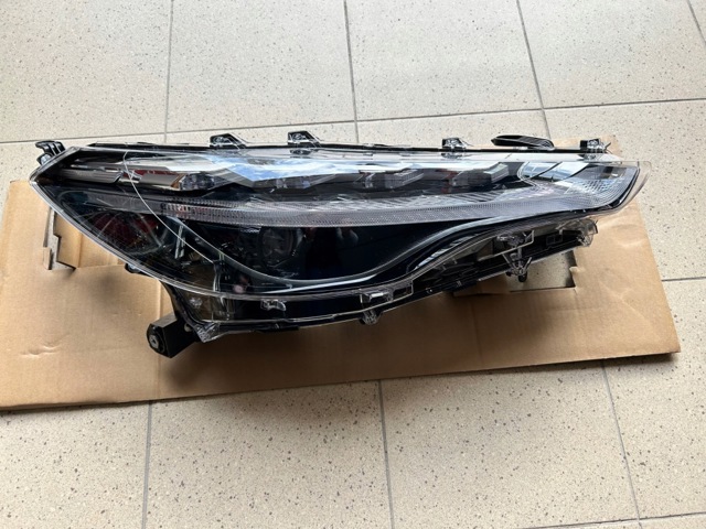 Фара правая 8111016840 TOYOTA