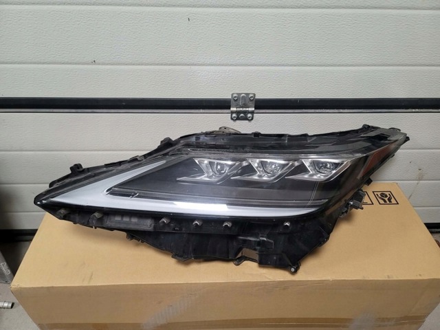 Фара ліва передня 8118548F70 TOYOTA