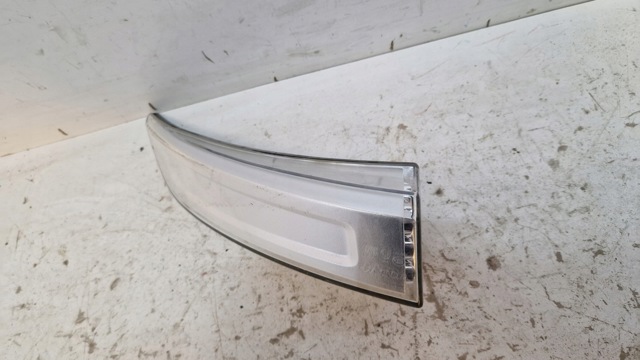 Поворотник правий 82151205 VOLVO