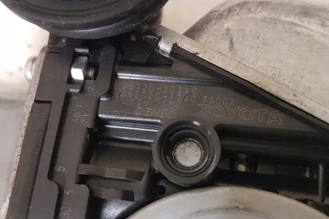 Двигун склопідіймача двері передньої, лівої 8572030340 TOYOTA