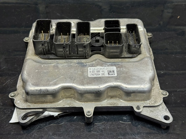 Блок двигуна 8631689 BMW