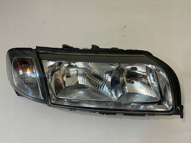 Фара правая 8693558 VOLVO