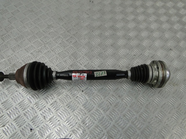 Піввісь передня, права 8J0407762J VAG