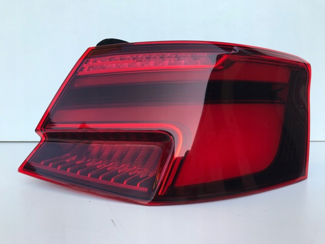 Задній правий зовнішній ліхтар 8V3945092 VAG