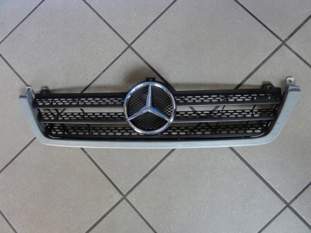 Решітка 9018800385 MERCEDES