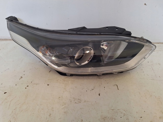 Фара передня права 92102J7051 HYUNDAI