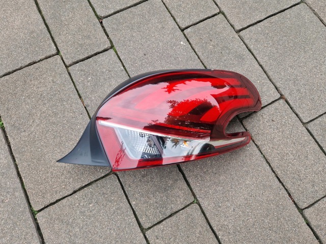 Задній правий стоп 9810430580 PEUGEOT
