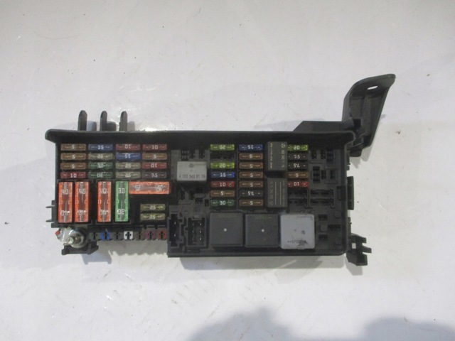 Блок запобіжників задній, салонний A1645403072 MERCEDES
