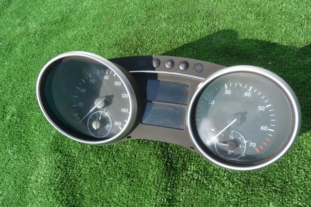 щиток приладу A1645404847 MERCEDES