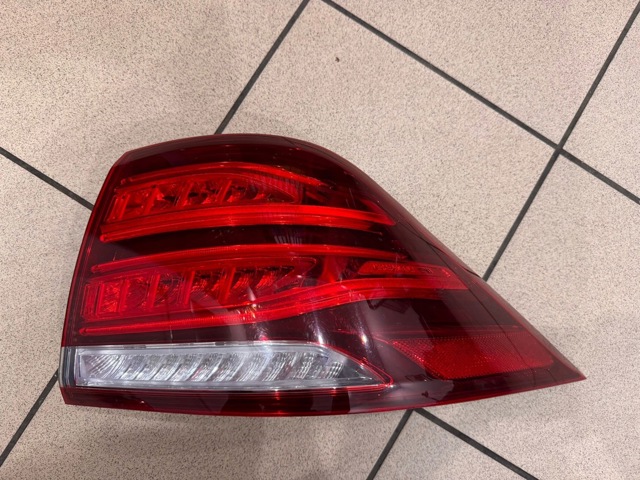 Задній правий зовнішній ліхтар A1669065601 MERCEDES