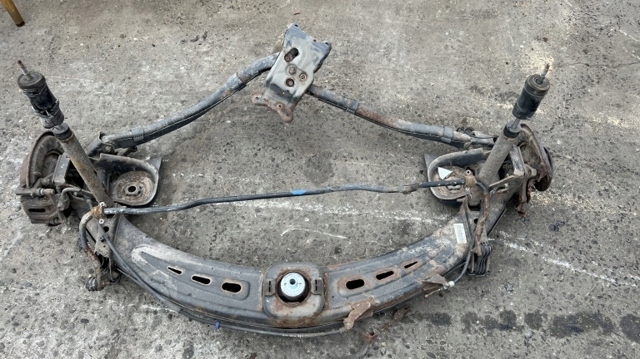 Балка задньої підвіски поперечна A1693500100 MERCEDES