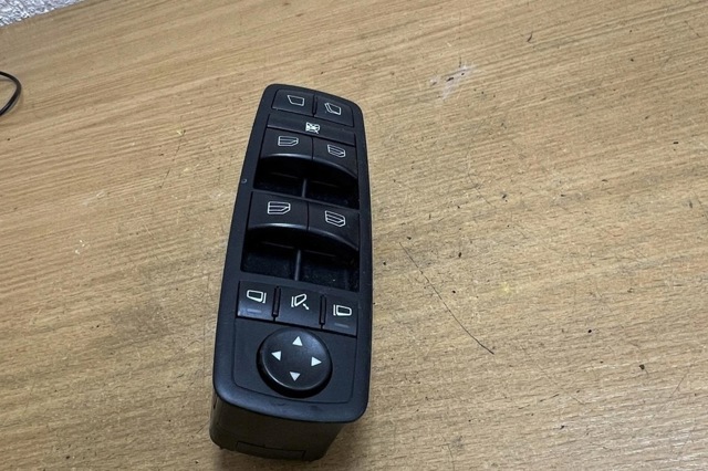 Кнопковий блок керування склопідіймачами передній лівий A2518300390 MERCEDES
