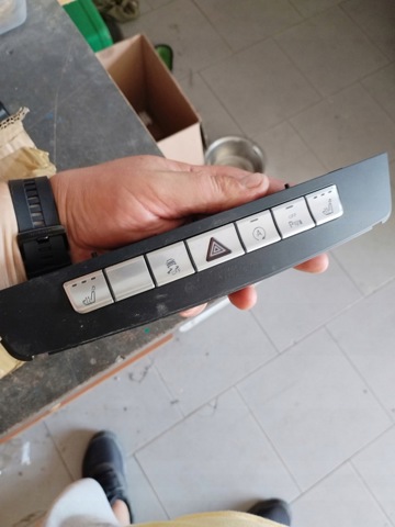Блок кнопок центральної консолі A2929051700 MERCEDES