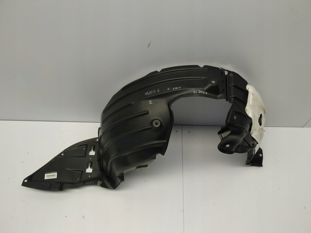 Підкрилки передні праві GHP956130K MAZDA