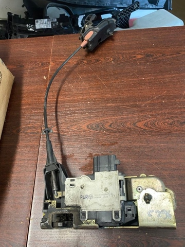 Замок водійських дверей YC1AV21813BL FORD