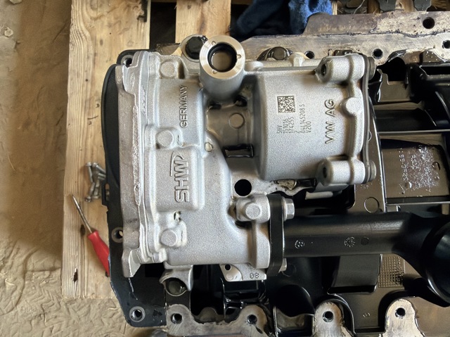 Масляний насос двигуна 04L145208S VAG