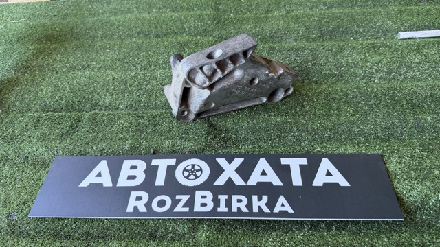 Кронштейн подушки (опори) двигуна, правої 04L199207 VAG