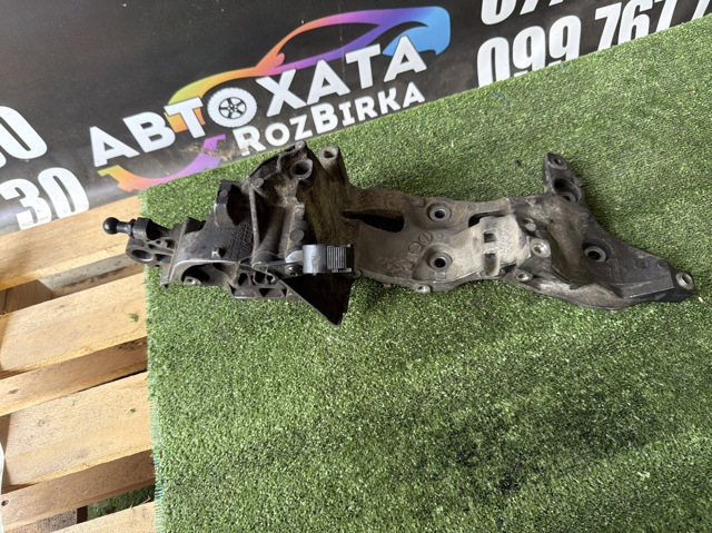 Кронштейн кріплення генератора 04L903143D VAG