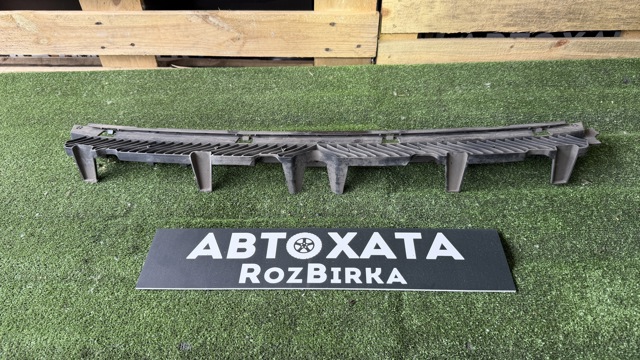Кронштейн бампера заднього, центральний 3G9807863 VAG