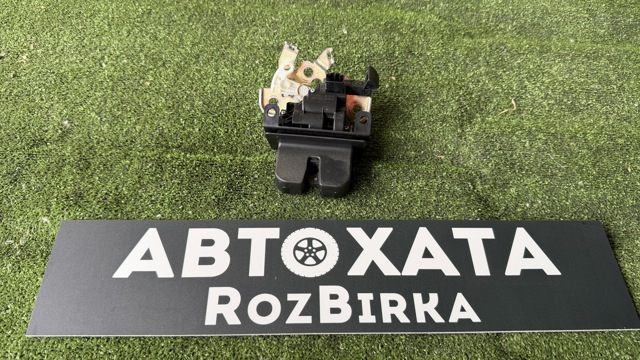 Замок п'ятих дверей 8R0827505A VAG