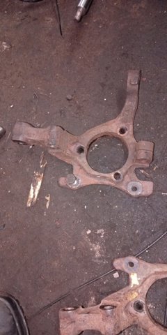 Кулак поворотний передній правий 13156042 OPEL